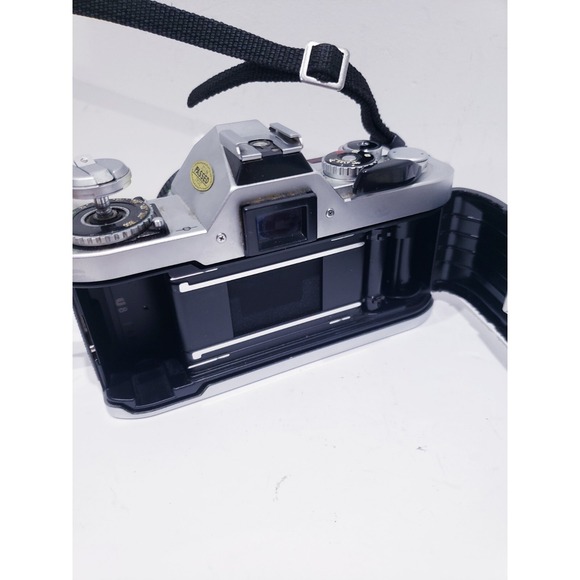 Canon AV-1 SLR Film Camera With 50mm f/1.8 Lens - Picture 8 of 10